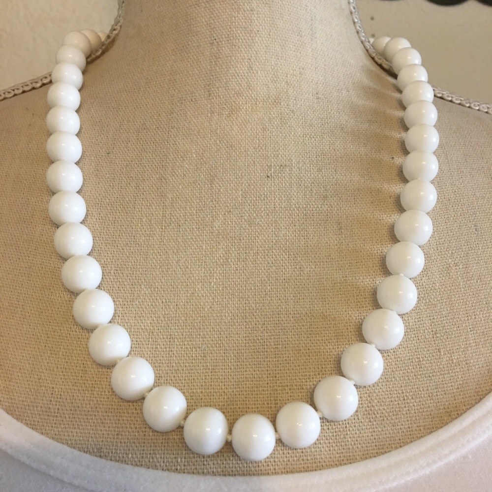 Vintage 70s knotted white glass bead necklace